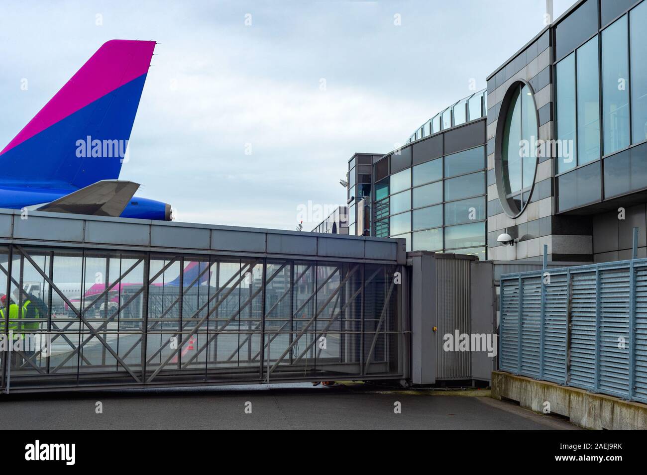 Corredor de embarque de vidrio desde la terminal del aeropuerto, los aviones, en el fondo, el aeropuerto internacional de Dortmund, Alemania Foto de stock