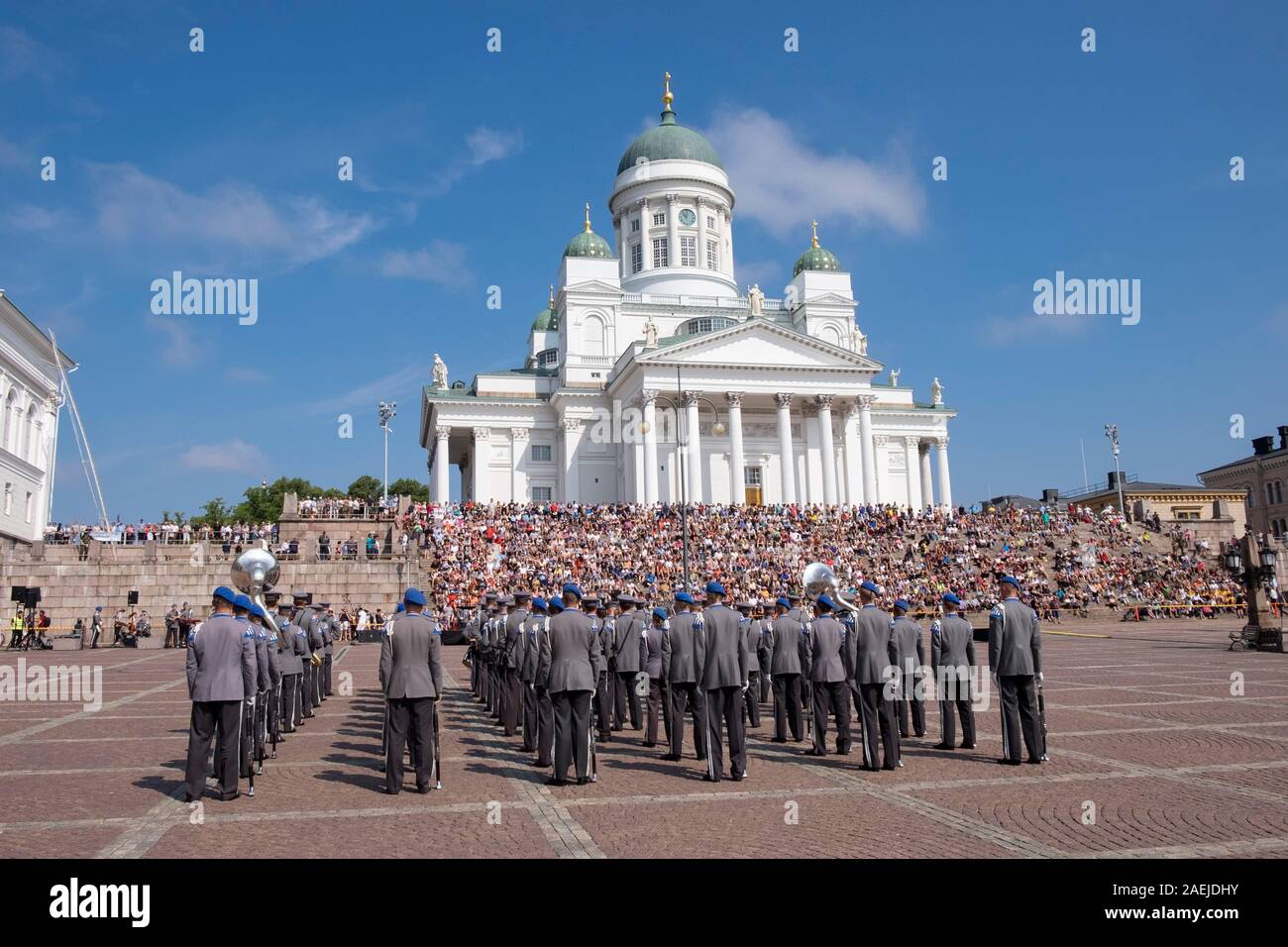 Vistas a la Plaza del Senado hacia la banda militar y la gente sentada en los escalones de la Catedral de Helsinki, Helsinki, Finlandia, Escandinavia, Europa Foto de stock