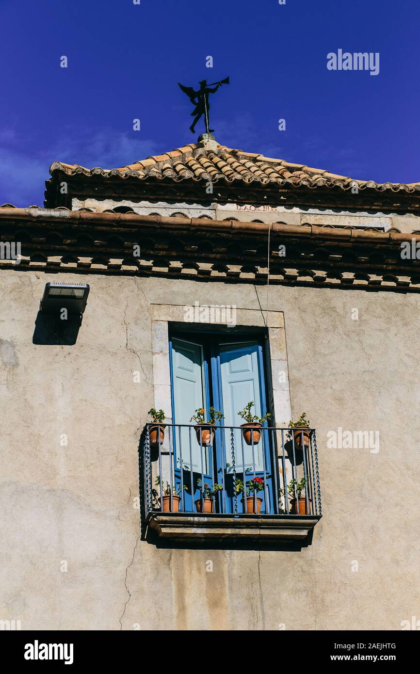 Azul antiguo terraza de madera fachada de edificio en la antigua ciudad judía en Girona, Cataluña Foto de stock