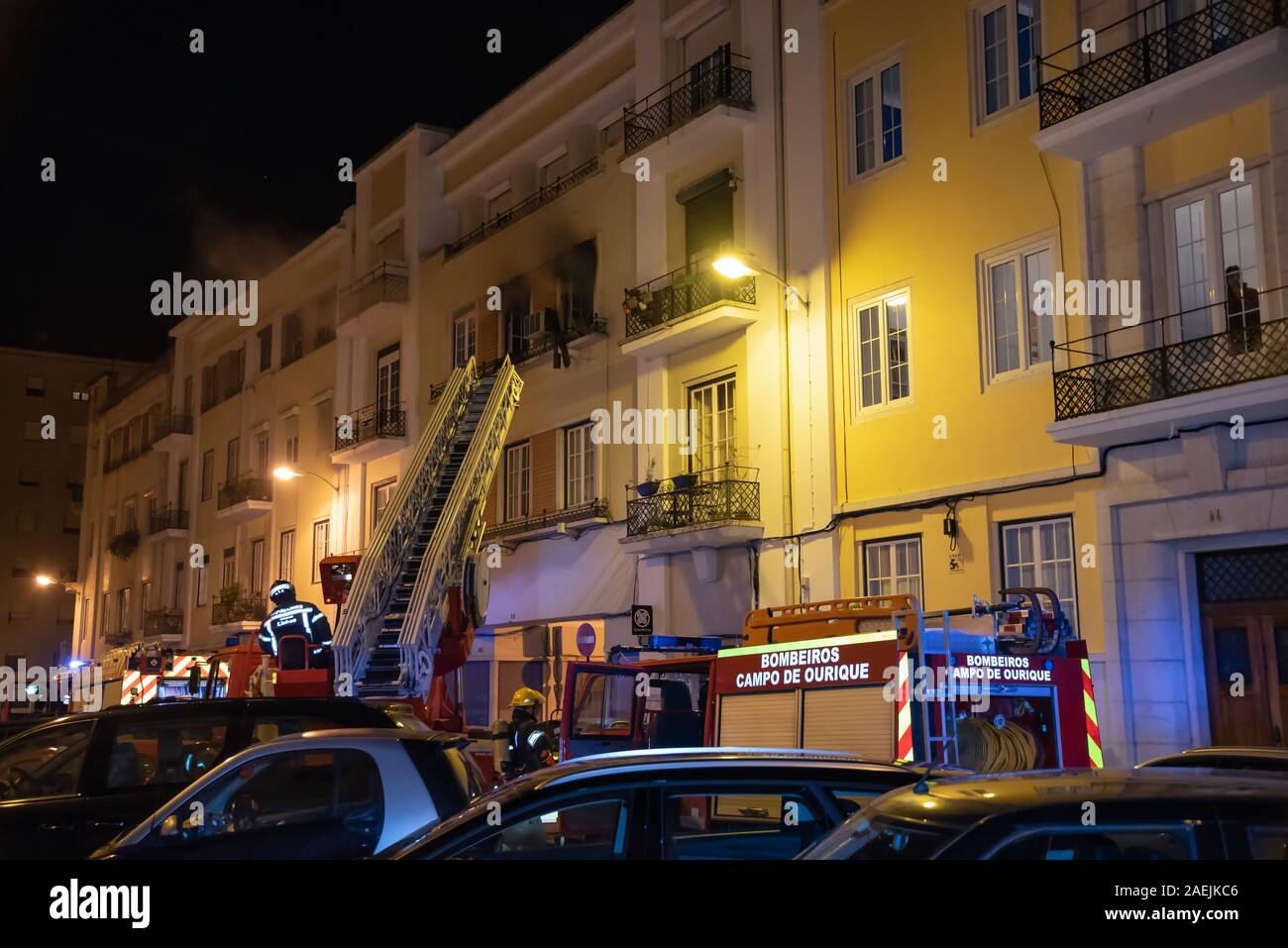 Lisboa Portugal El 2 De Diciembre De 2019 Los Bomberos Combatir Un Incendio Urbano En Lisboa Portugal Fotografia De Stock Alamy