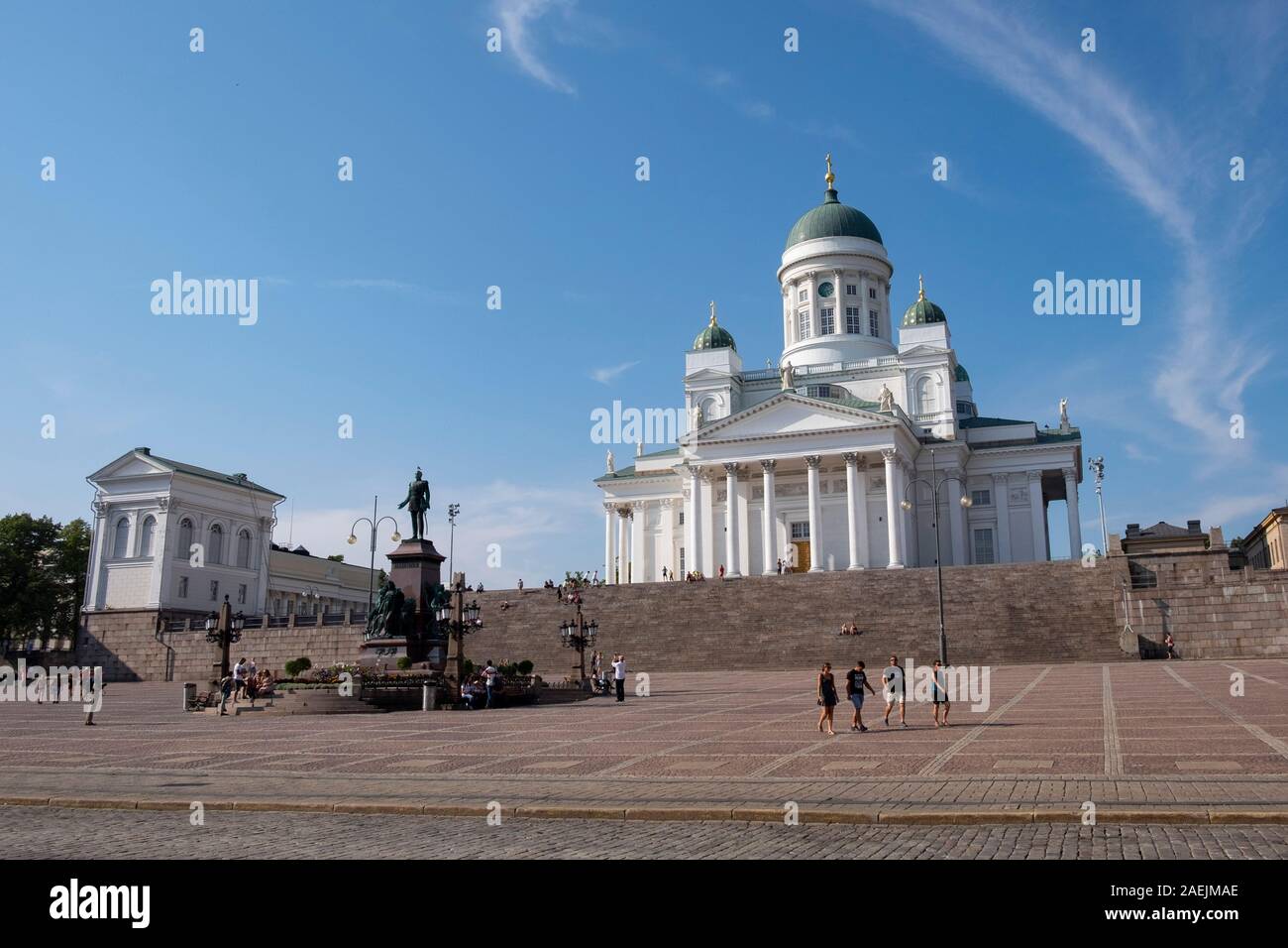 La Plaza del Senado con la estatua de bronce del emperador Alexander II de Rusia en el centro evangélica luterana y la Catedral de Helsinki, Helsinki, Finlandia,Scandin Foto de stock