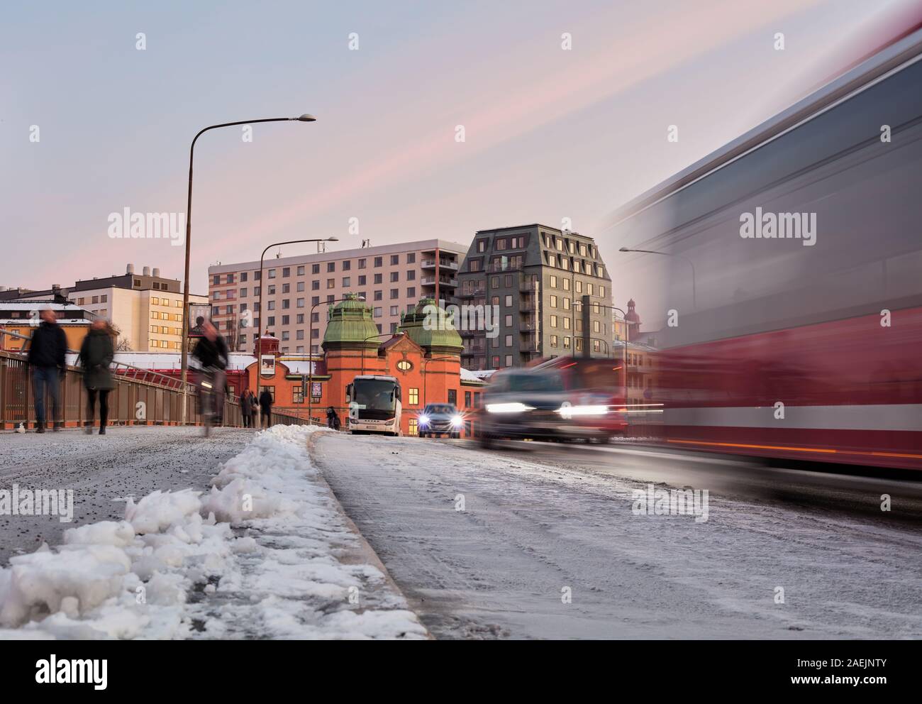 Las personas que se desplacen a trabajar durante una mañana de invierno en Estocolmo, Suecia Foto de stock