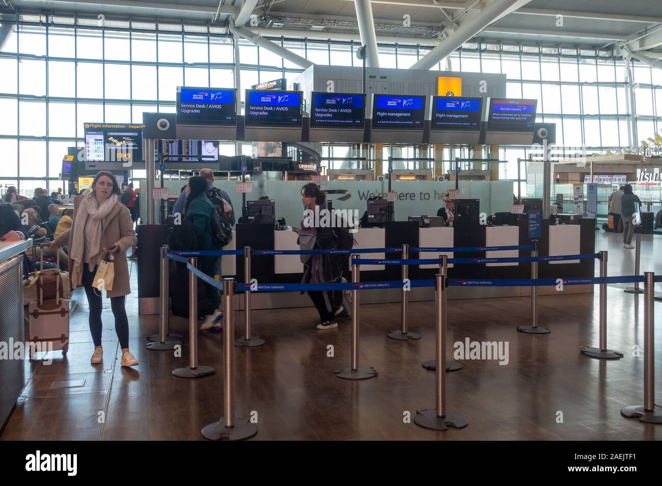 British Airways mostradores de atención al cliente en las salidas en la Terminal 5 del aeropuerto de Heathrow en Londres, Reino Unido Foto de stock