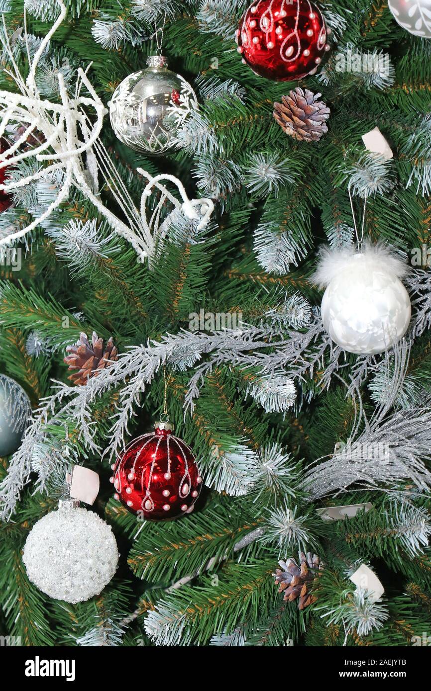 Árbol de navidad decorado con lámparas de color rojo y plata sprinkles  Fotografía de stock - Alamy