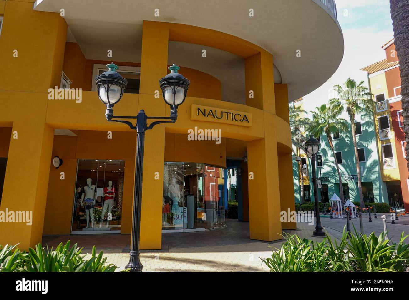Curacao-11/3/19: Nautica minorista escaparate de tienda de ropa en el  distrito de compras en Curazao Fotografía de stock - Alamy