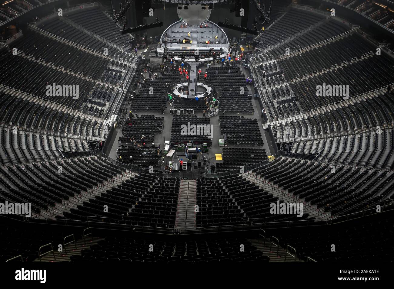 Los trabajadores desmantelan el escenario después de un concierto de Michael Bublé en El T-Mobile Arena en las Vegas en marzo de 2019 Foto de stock