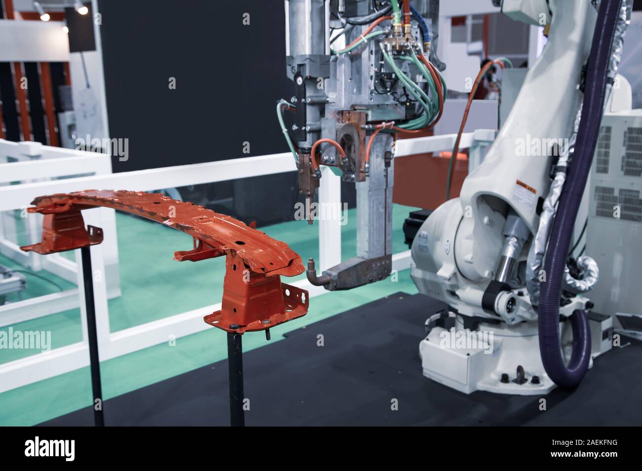Brazo robot de soldadura por demostrar las piezas del coche Foto de stock