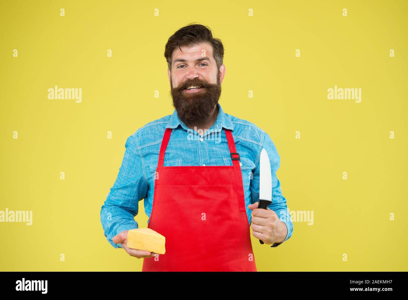 Listo para comer. actividades queseras concepto. quesero artesano propio  negocio. hipster con barba en chef delantal. Tienda de alimentos lácteos.  Queso festival. Dieta y nutrición. Feliz hombre barbado cortar queso con  cuchillo