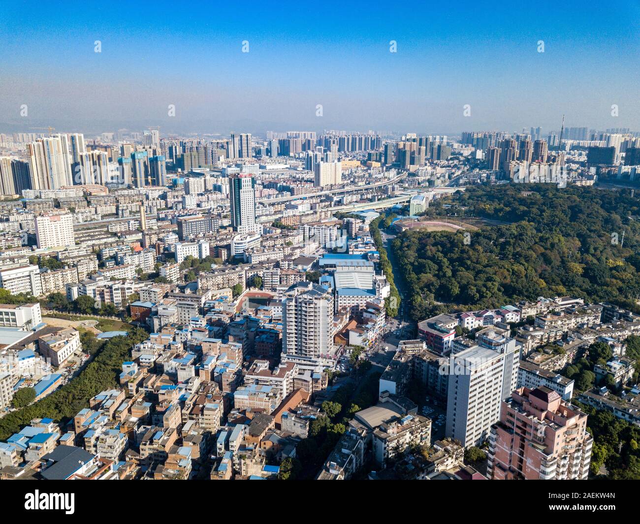 La fotografía aérea de la bulliciosa de altos edificios en las ciudades asiáticas Foto de stock
