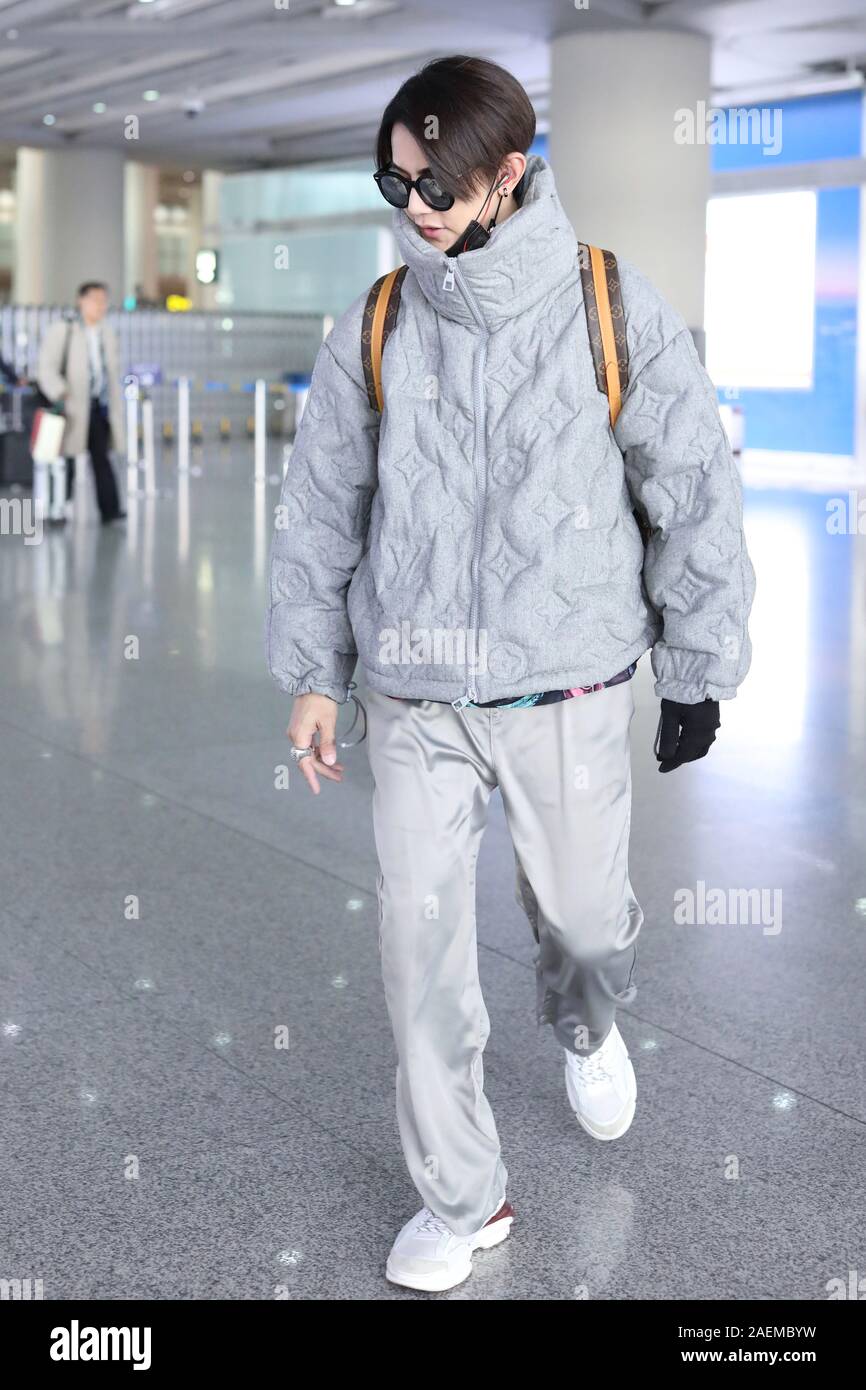 Cantante y actor taiwanés Jiro Wang llega a un aeropuerto de Pekín, antes  de la salida en Beijing, China, 19 de noviembre de 2019. Chaqueta: Louis  Vuitton Bolsa Fotografía de stock - Alamy