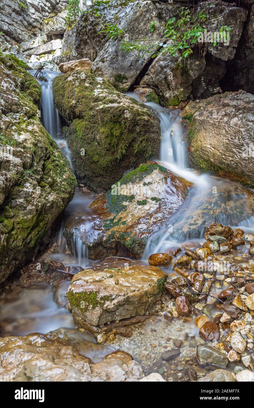 Una pequeña cascada en Torrente Boite, Veneto, Italia Foto de stock