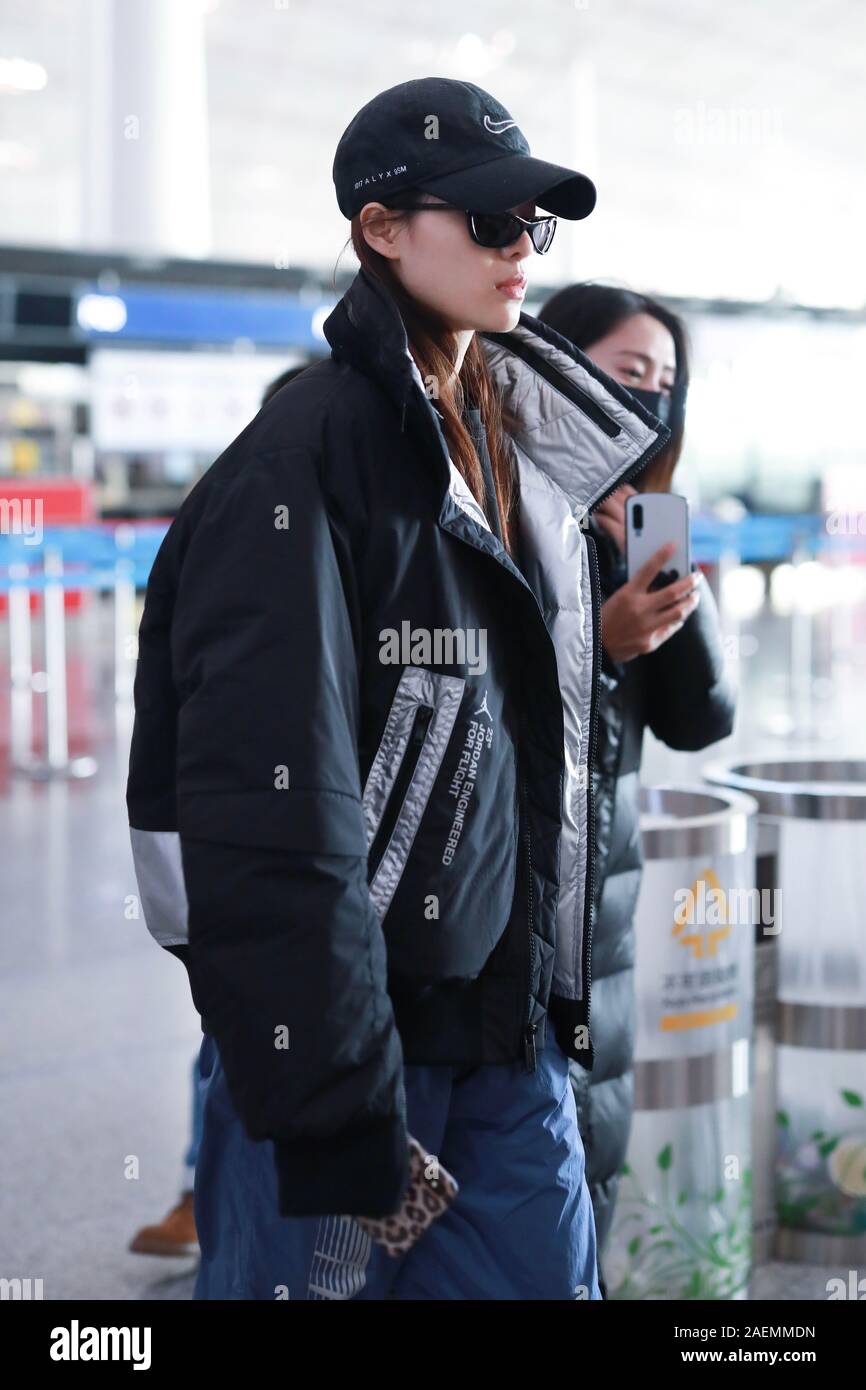 La actriz china Zhong Chuxi llega a un aeropuerto de Pekín, antes de la salida en Beijing, China, 18 de noviembre de 2019. El Hoodie: Nike Cintura: Sne supremo Foto de stock