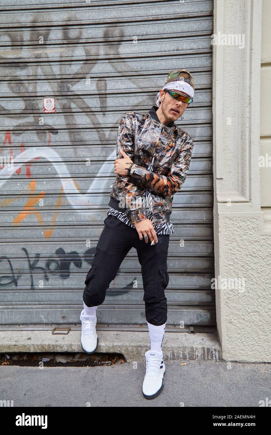 Milán, Italia - 22 de septiembre de 2019: el hombre transparente con  chaqueta y pantalón negro antes de Boss Fashion Show, la Semana de la moda  de Milán street style Fotografía de stock - Alamy