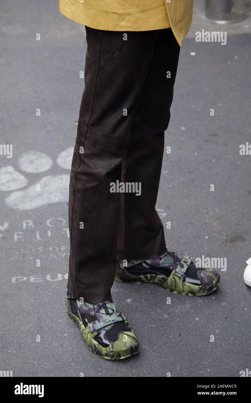 Milán, Italia - 22 de septiembre de 2019: el hombre con zapatillas camuflaje verde y