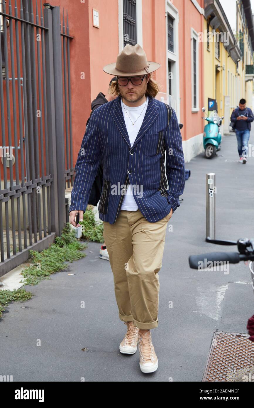 Milán, Italia - 22 de septiembre de 2019: el hombre con pantalones beige y chaqueta de rayas antes de Boss Fashion Show, la Semana de la moda de Milán street