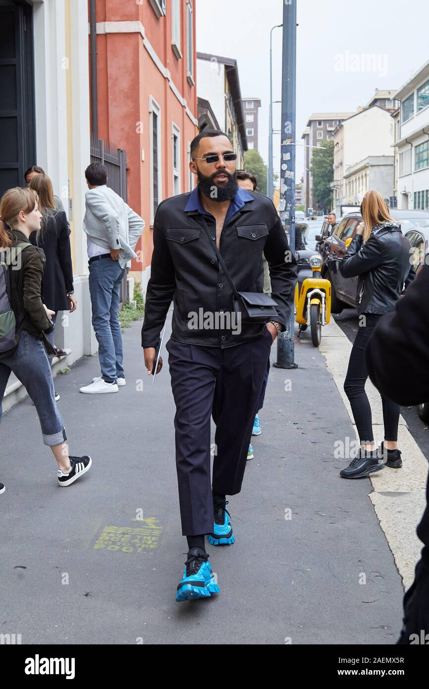 Milán, Italia - 22 de septiembre de 2019: el hombre con azul Prada sneakers  antes Boss Fashion Show, la Semana de la moda de Milán street style  Fotografía de stock - Alamy