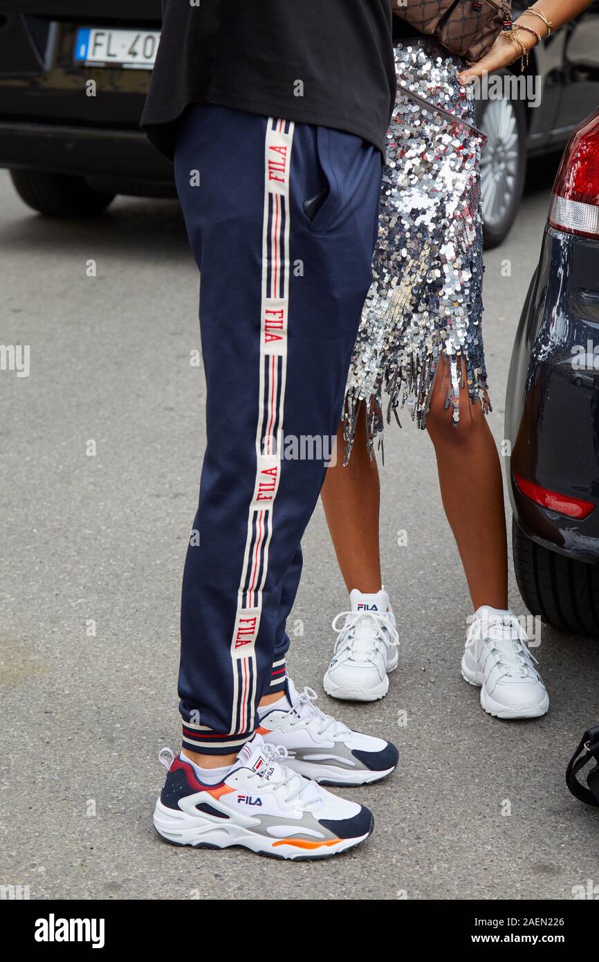Milán, Italia - 22 de septiembre de 2019: el hombre con Fila azul pantalones y zapatillas blancas antes de Fila Fashion Show, Semana de la moda de Milán street style Fotografía