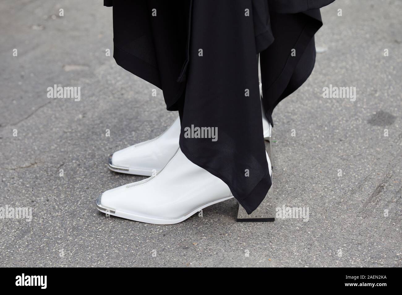 Milán, Italia - 22 de septiembre de 2019: Una mujer con botas de cuero  blanco plateado con