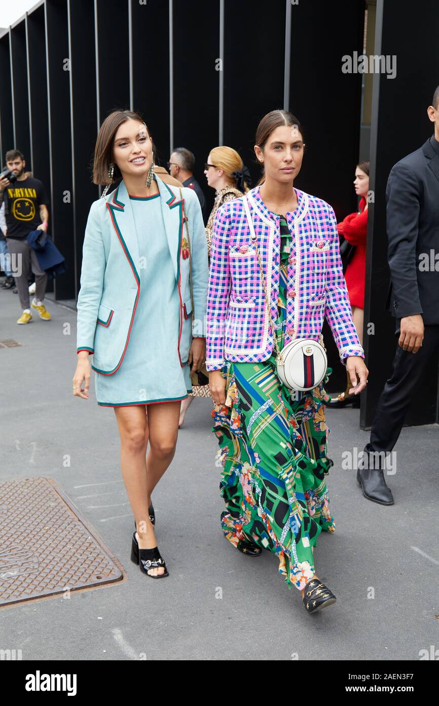 Milán, Italia - de septiembre de 2019: Las mujeres con Gucci turquesa y vestido verde antes de Fashion Show, la Semana de la moda de Milán street style Fotografía de stock -