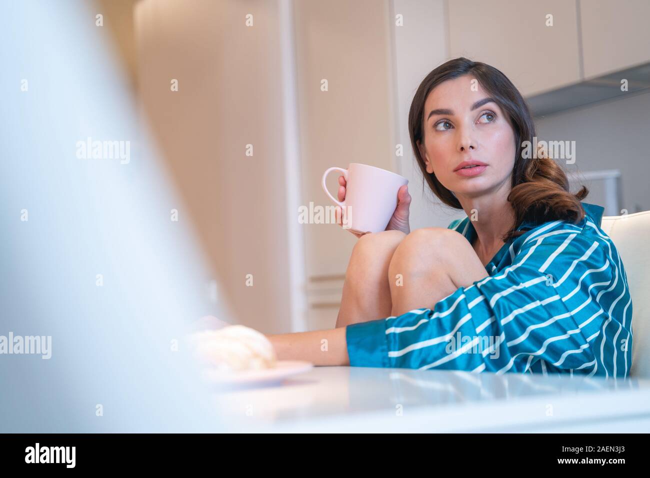 Mujer tranquila con mug mirando fuera stock photo Foto de stock