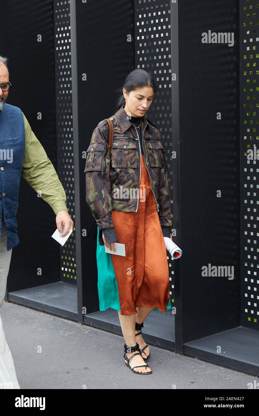 Milán, Italia - 22 de septiembre de 2019: Una mujer con vestido marrón y  chaqueta de camuflaje antes de Gucci Fashion Show, la Semana de la moda de  Milán street style Fotografía