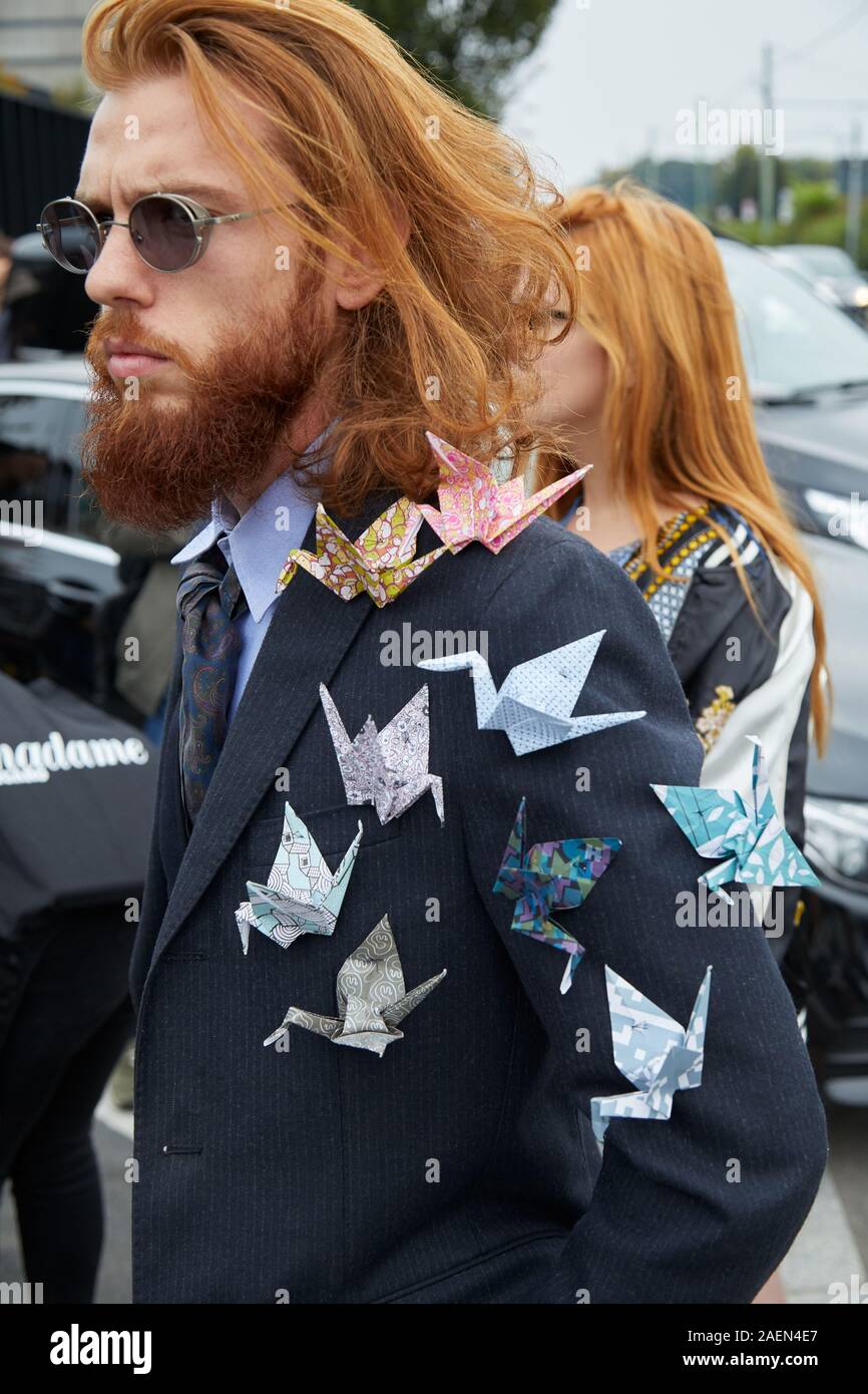 Milán, Italia - 22 de septiembre de 2019: el hombre con papel origami en chaqueta antes de Gucci Fashion Show, la Semana de la moda de Milán street style Fotografía de stock - Alamy