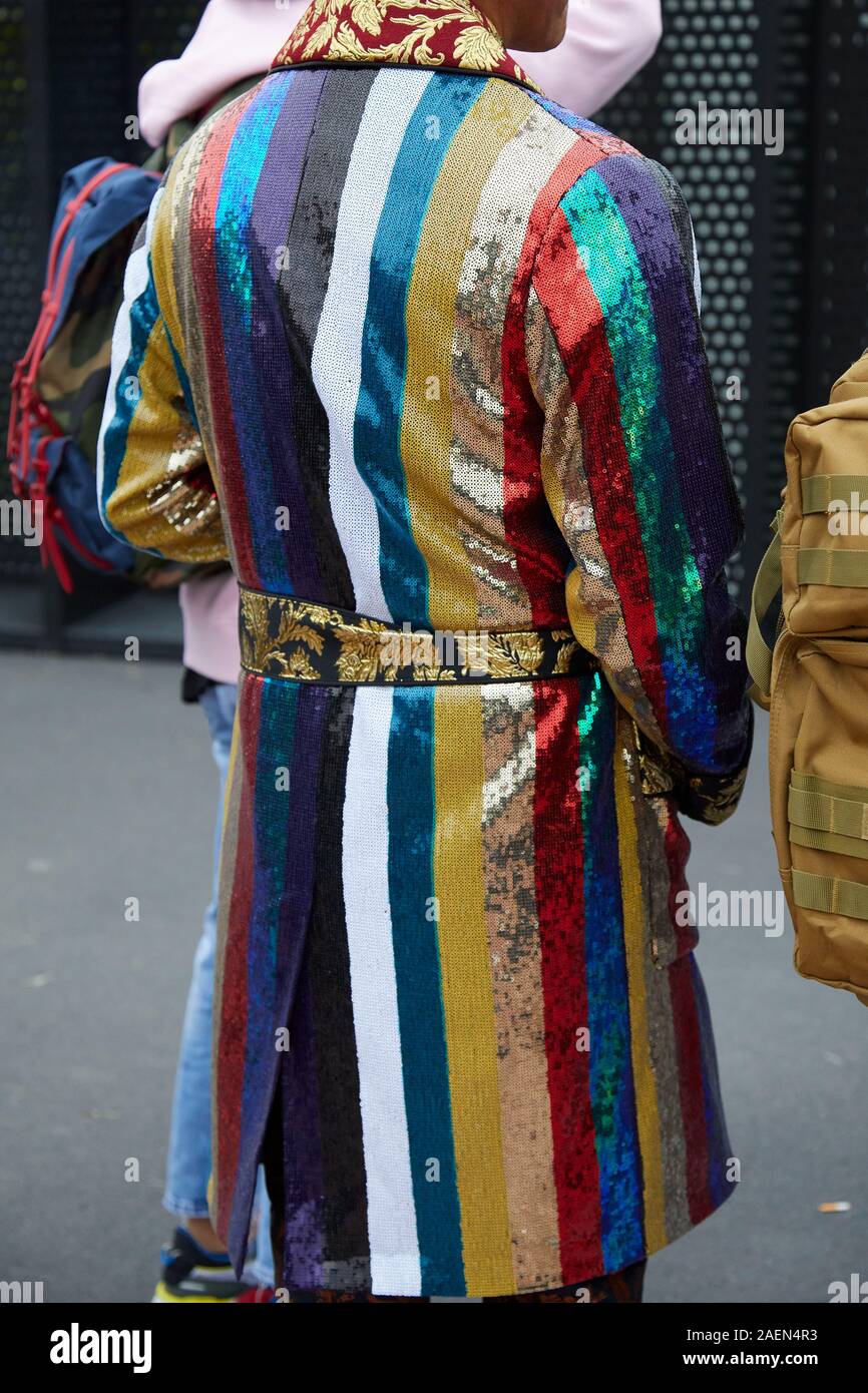 Gobernable pueblo Cabeza Milán, Italia - 22 de septiembre de 2019: el hombre con bata de rayas con  lentejuelas antes de Gucci Fashion Show, la Semana de la moda de Milán  street style Fotografía de stock - Alamy