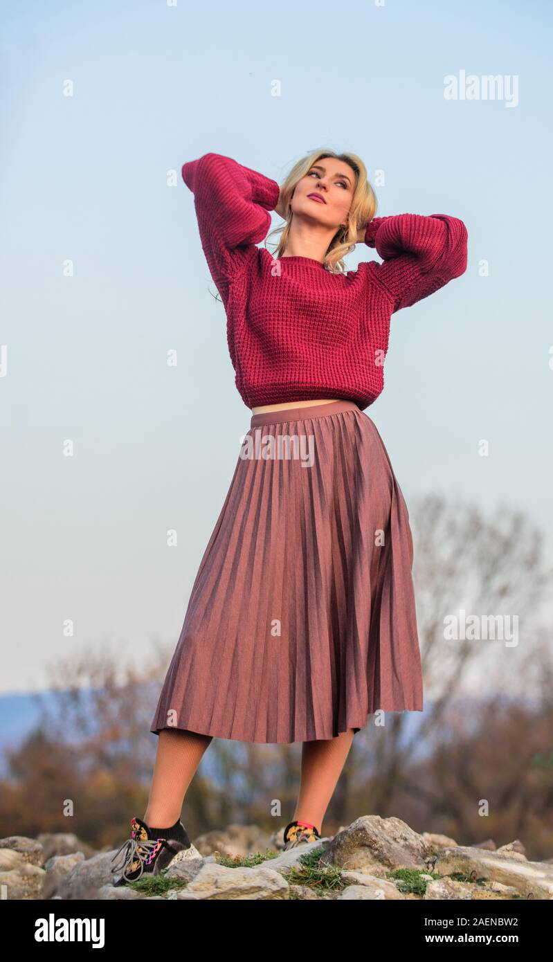 Desordenado estilo chic. Hermosa dama sensación acogedora en jersey de lana. Ropa de moda. Mujer suéter caliente naturaleza desenfoque de fondo. Concepto de elegancia. Fancy girl maquillaje suéter de desgaste de