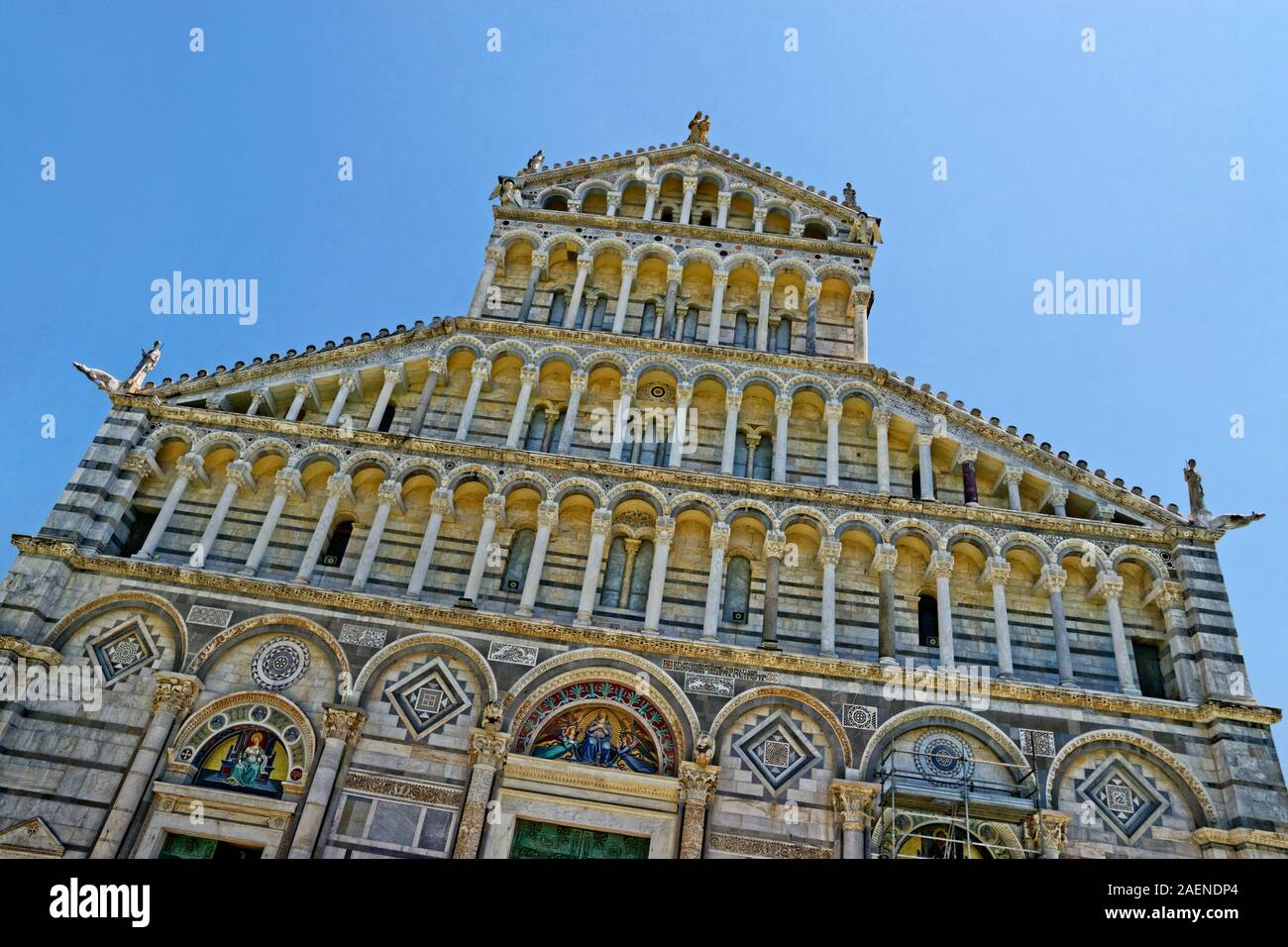 Fachada de la catedral dedicada a la asunción de la Virgen María en Pisa, Toscana, Italia. Foto de stock