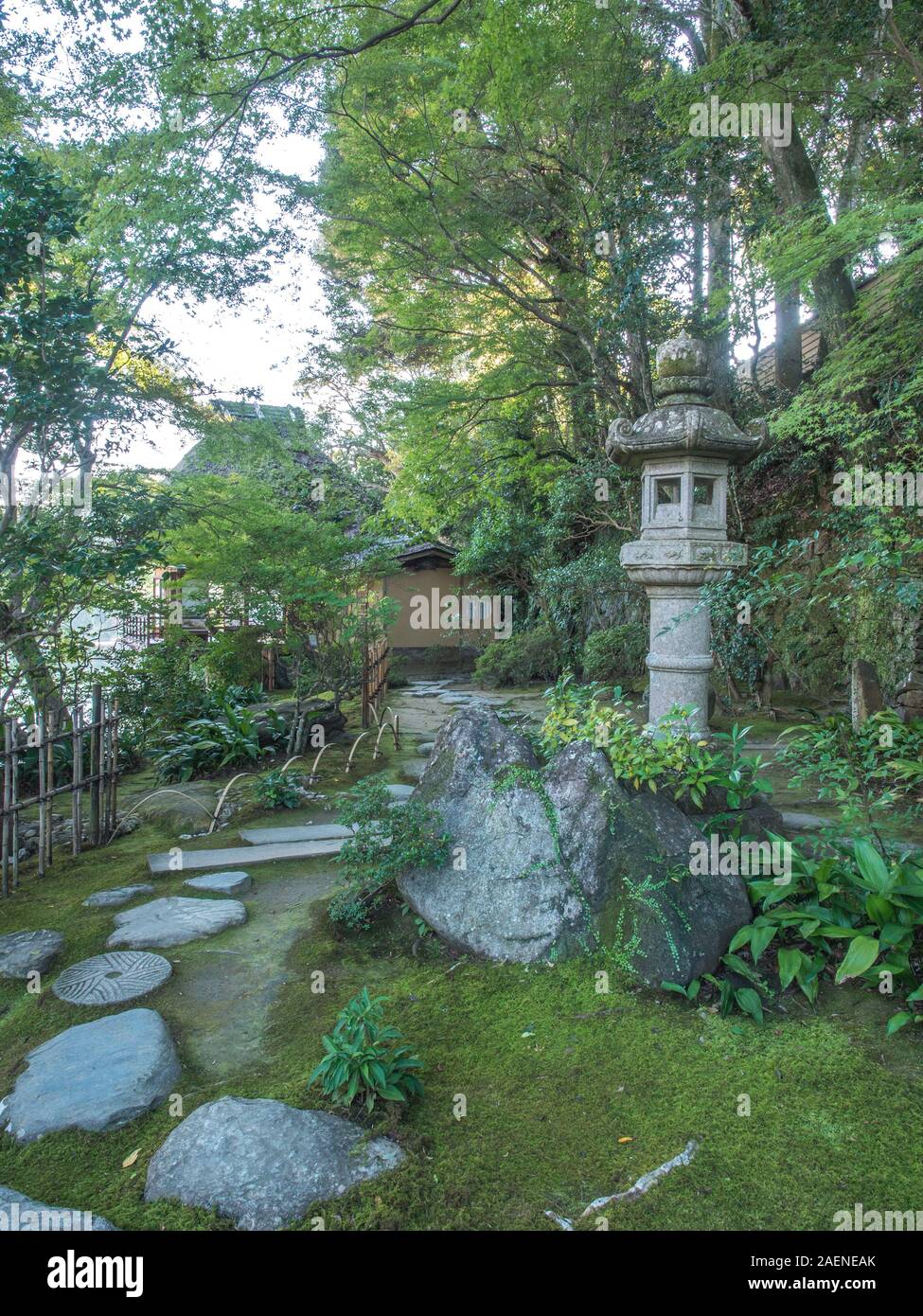 Jardín Japonés, rocas y linterna de piedra ishidoro, trampolín camino a la ermita, Garyusanso Furoan, Ozu, Ehime, Shikoku, Japón Foto de stock
