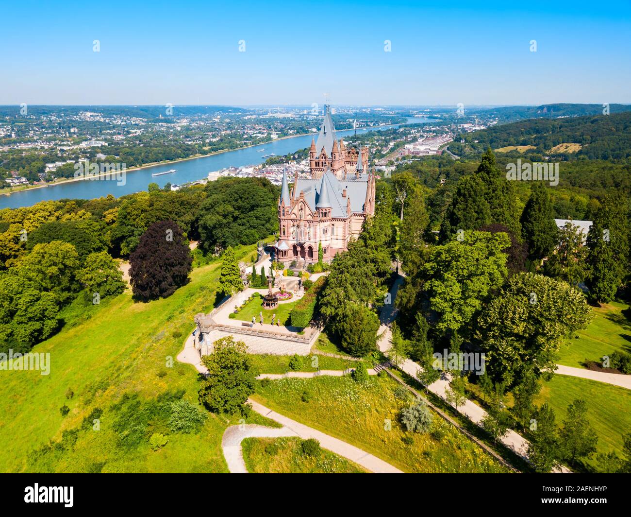Schloss es un palacio castillo Drachenburg en Konigswinter sobre el río Rin, cerca de la ciudad de Bonn en Alemania Foto de stock