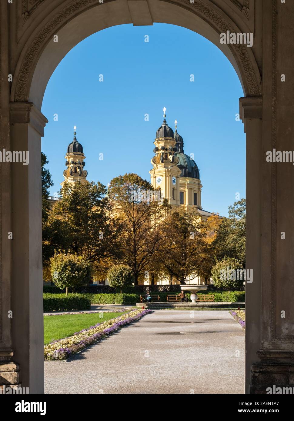 Cúpula Landmark Towers de Teatino iglesia vista desde los jardines Residenz, Munich, Alemania Foto de stock
