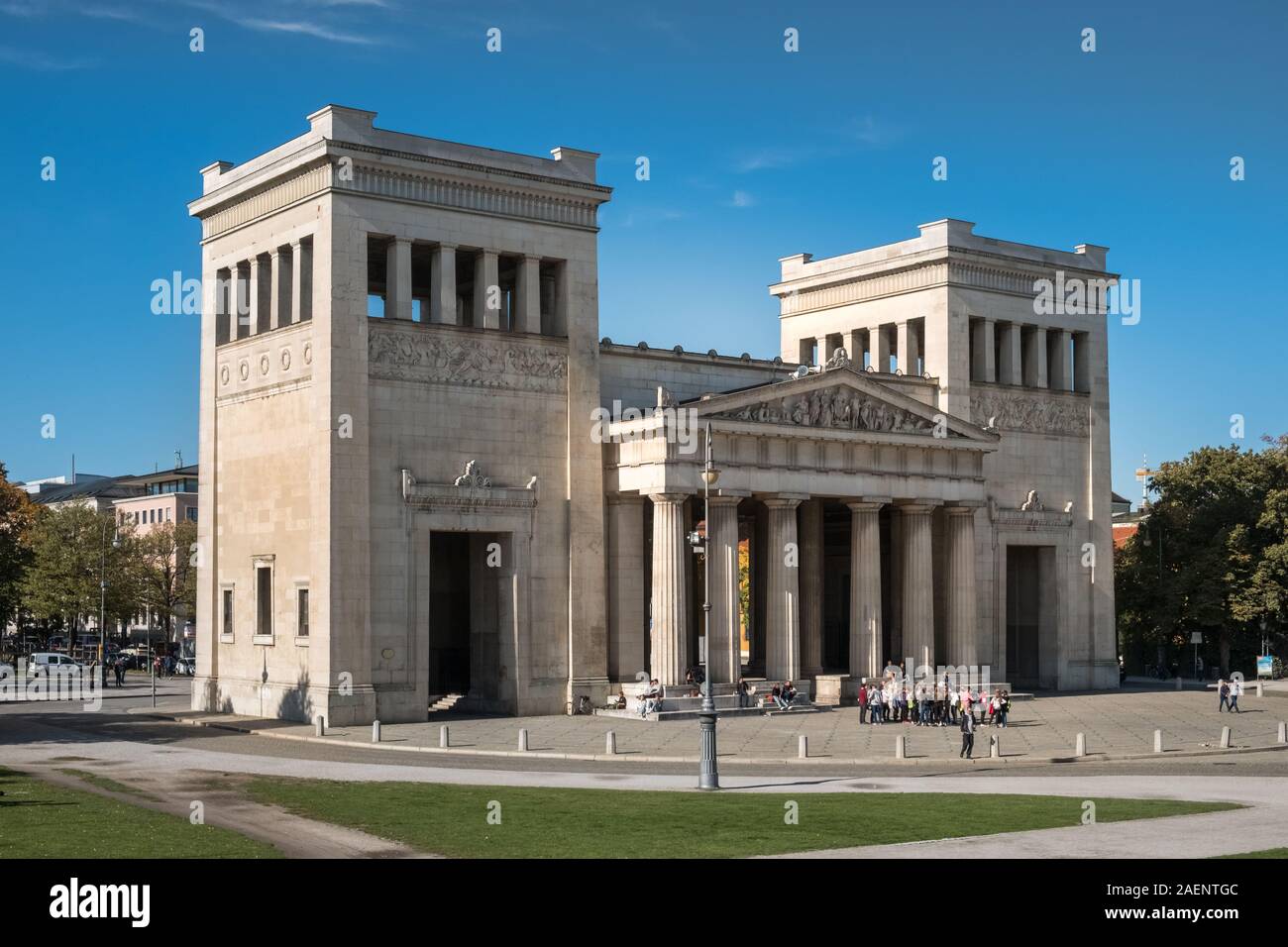 El exterior del edificio la Propilea, una ciudad dórica gate al oeste de Konigsplatz y completado en 1862, Munich, Baviera, Alemania Foto de stock