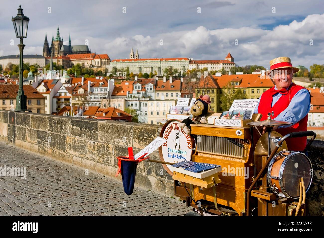 Old Street performer hombre ofrece música desde una gran caja de música con manivela, el Puente de Carlos, Praga, República Checa Foto de stock