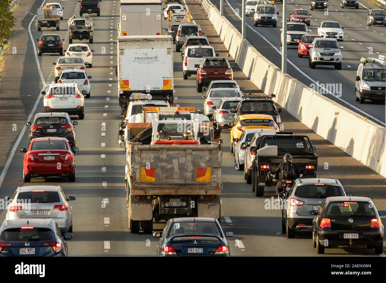 La autopista M1 está a plena capacidad como conductor de experimentar demoras por la congestión en Queensland, más transitada. Foto de stock