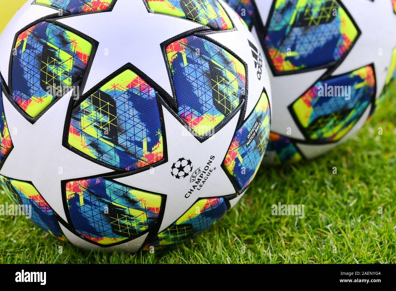 Balón adidas oficial de la de Campeones de la temporada 2019 / 2020.Sachaufnhame, cerca del final de la formación el FC Bayern de Múnich en frente de los octavos de final