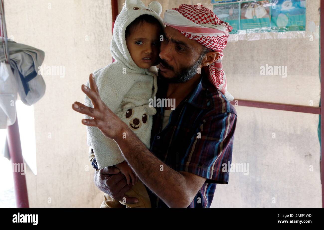 (191210) -- SANAA, 10 de diciembre de 2019 (Xinhua) -- un hombre lleva a su hijo infectado de cólera para recibir tratamiento en el centro de tratamiento contra el cólera en el hospital Al-Sabeen en Sanaa, Yemen, 10 de diciembre de 2019. (Foto por Mohammed Mohammed/Xinhua) Foto de stock