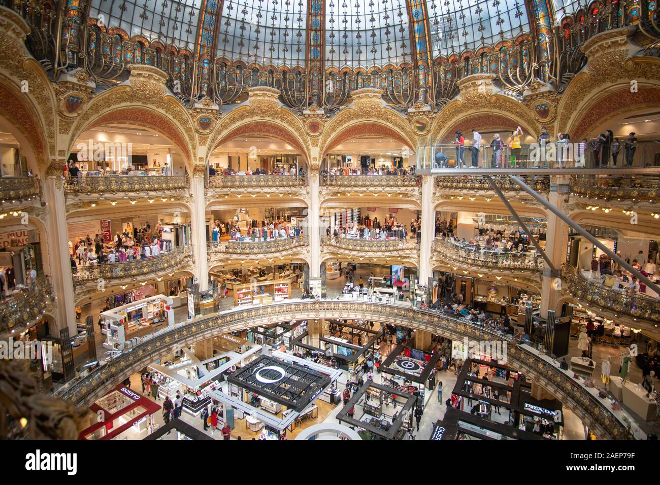 Wide Shot dentro de Galerías Lafayette en París Foto de stock