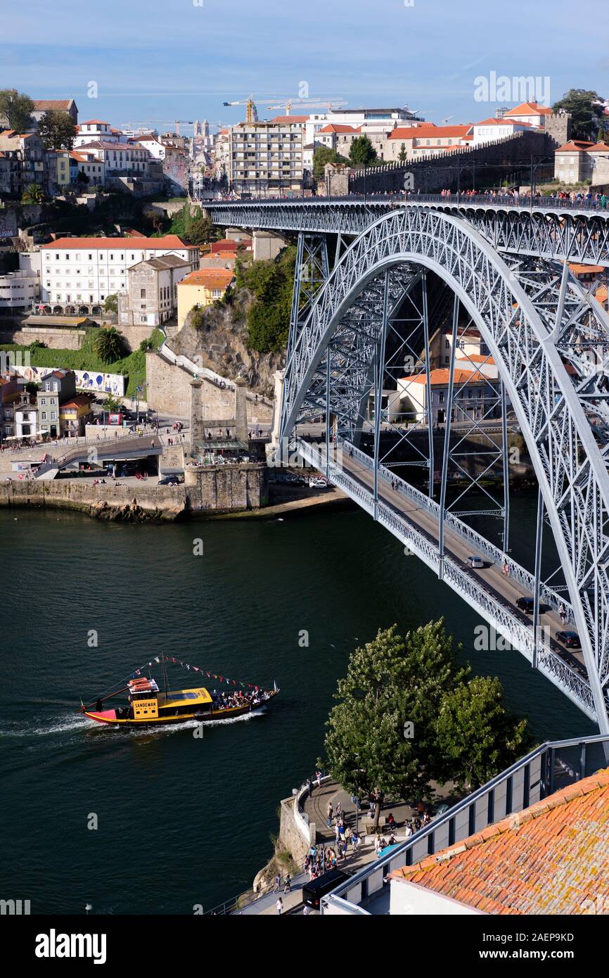 Ciudades Por Donde Pasa El Rio Duero Un viaje turístico en barco por el Río Duero pasa por debajo de la Ponte de  Dom Luis I, en la ciudad de Oporto, Portugal Fotografía de stock - Alamy