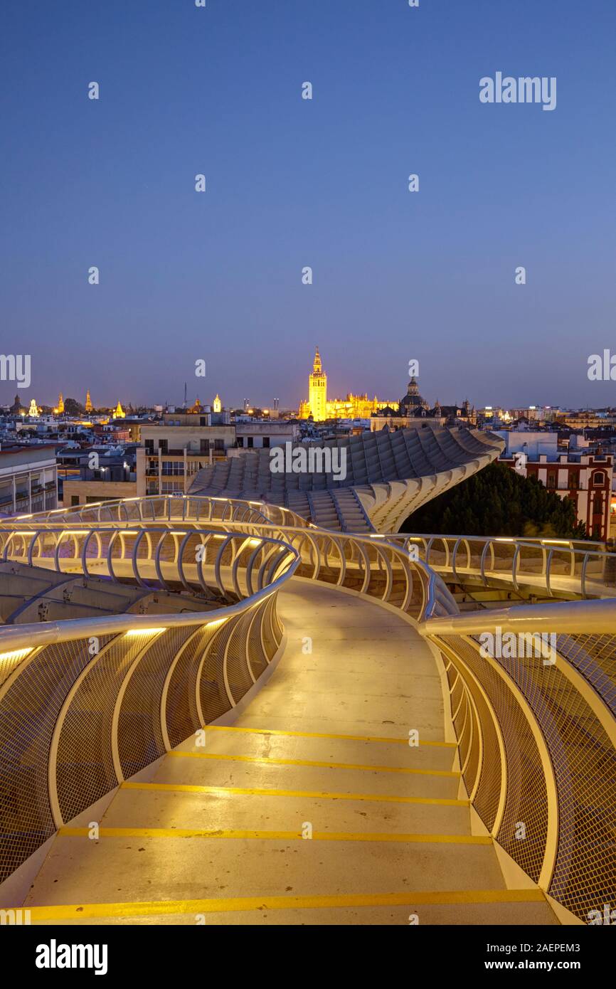 La terraza de la estructura de madera del Metropol Parasol en Sevilla, España. Foto de stock