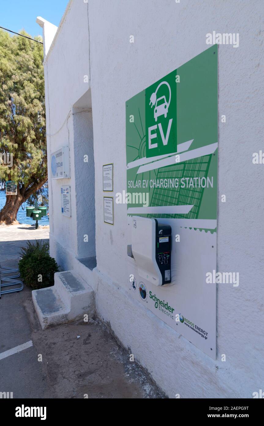 Coche eléctrico alimentado con energía solar de la estación de carga, Livadia, tilos, islas del Dodecaneso, en el sur del Mar Egeo, en Grecia. Foto de stock