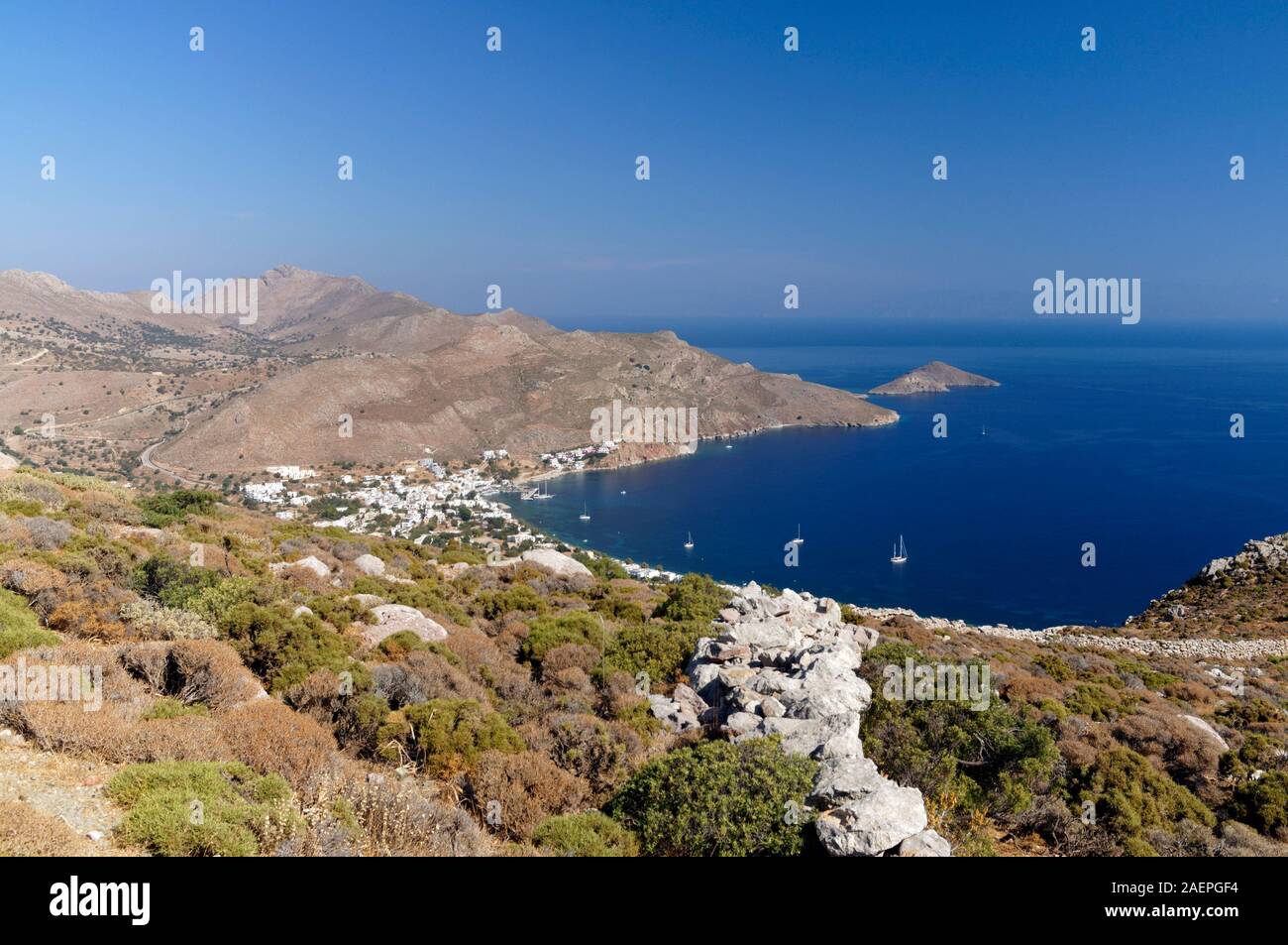 Vista de la bahía desde Vounos Livadia, tilos, islas del Dodecaneso, en el sur del Mar Egeo, en Grecia. Foto de stock