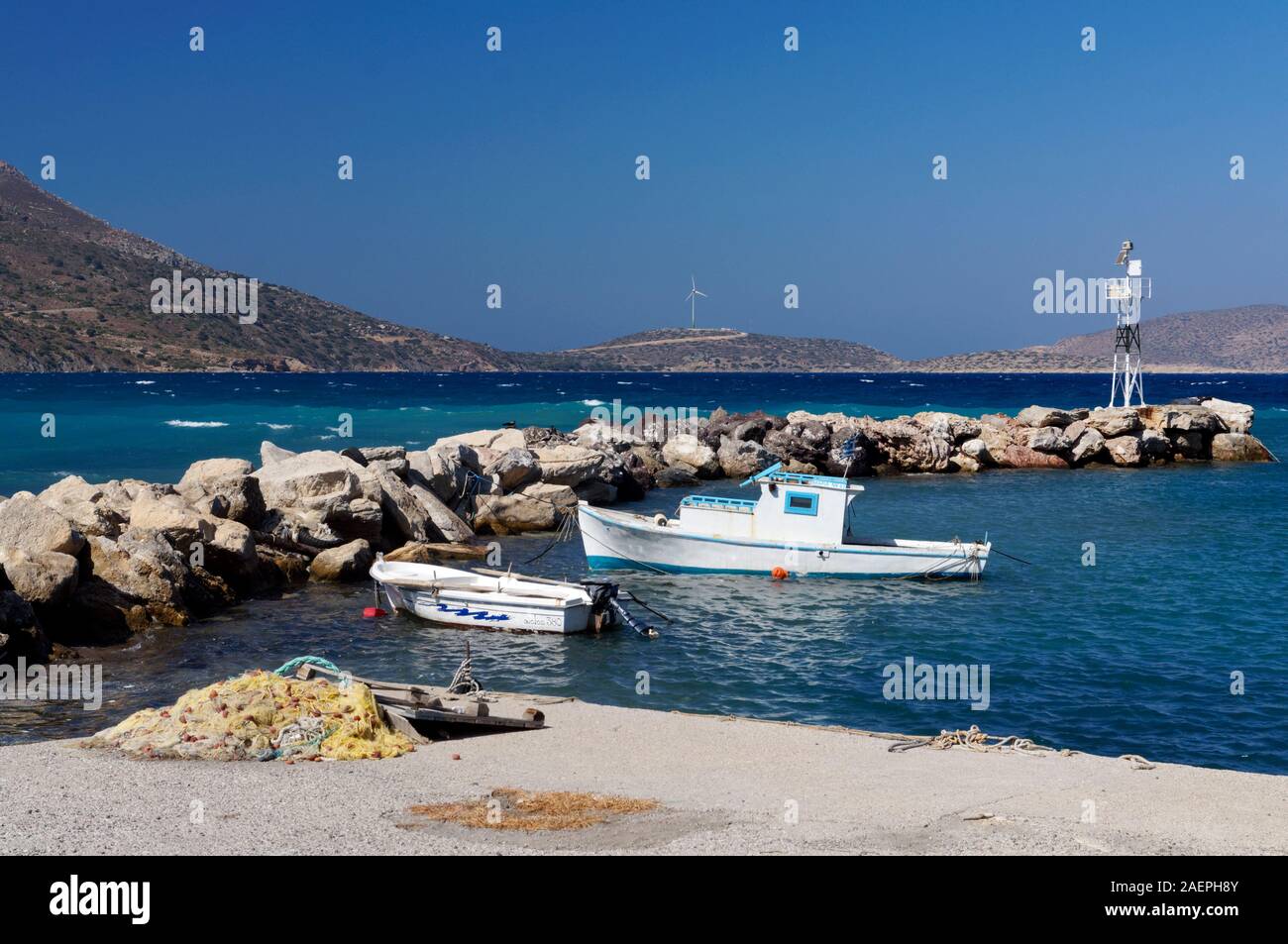 Aghios Antonios Harbor, tilos, islas del Dodecaneso, en el sur del Mar Egeo, en Grecia. Foto de stock