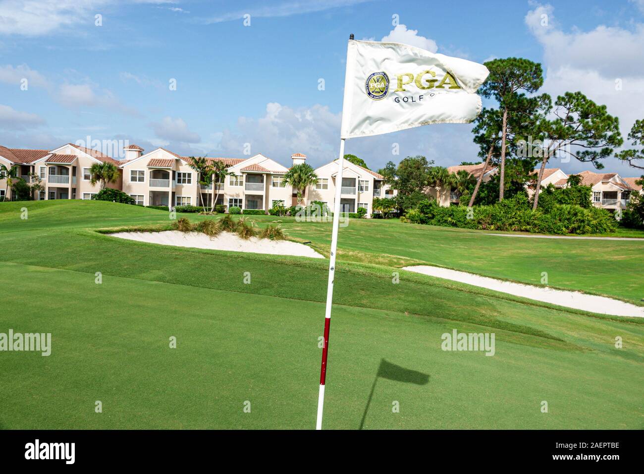 Port St Saint Lucie Florida, PGA Golf Club en PGA Village, campo verde, trampa de arena, búnker, bandera de hoyo, campo de golf, casas adosadas, comunidad planificada, FL1909 Foto de stock
