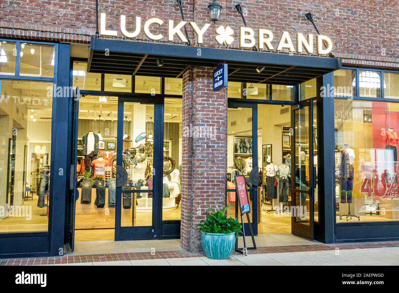 Orlando Florida Lake Buena Vista Downtown Disney Springs, centro comercial  al aire libre plaza Mall, marca Lucky, tienda, entrada frontal, moda de ropa  femenina, F Fotografía de stock - Alamy
