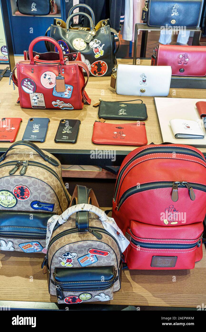 Orlando Florida Lake Buena Vista Downtown Disney Springs, centro comercial  al aire libre plaza Mall, Coach, bolsos de lujo, artículos de cuero,  mochilas, Disney x COACH Coll Fotografía de stock - Alamy