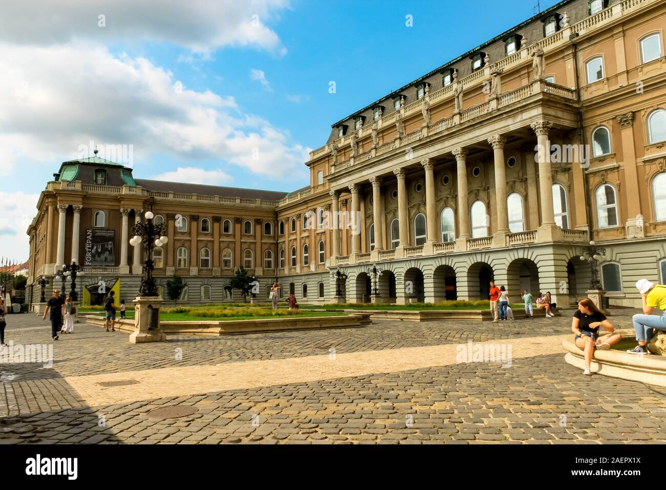 BUDAPEST, Hungría, 29 de julio de 2019: el castillo de Buda ,el patio interior del Palacio Real vista de fondo natural Foto de stock