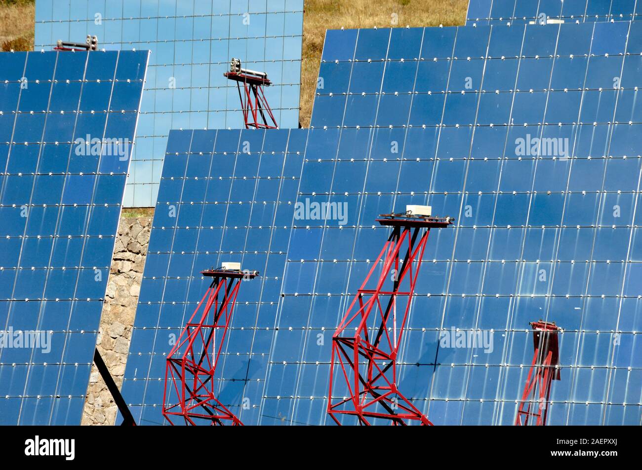 Espejos reflejando y heliostatos del Horno Solar (construido en 1962-68) Planta de Energía Solar o de Energía Solar de Odeillo, en Font-Romeu-Odeillo-Via o Francia Foto de stock