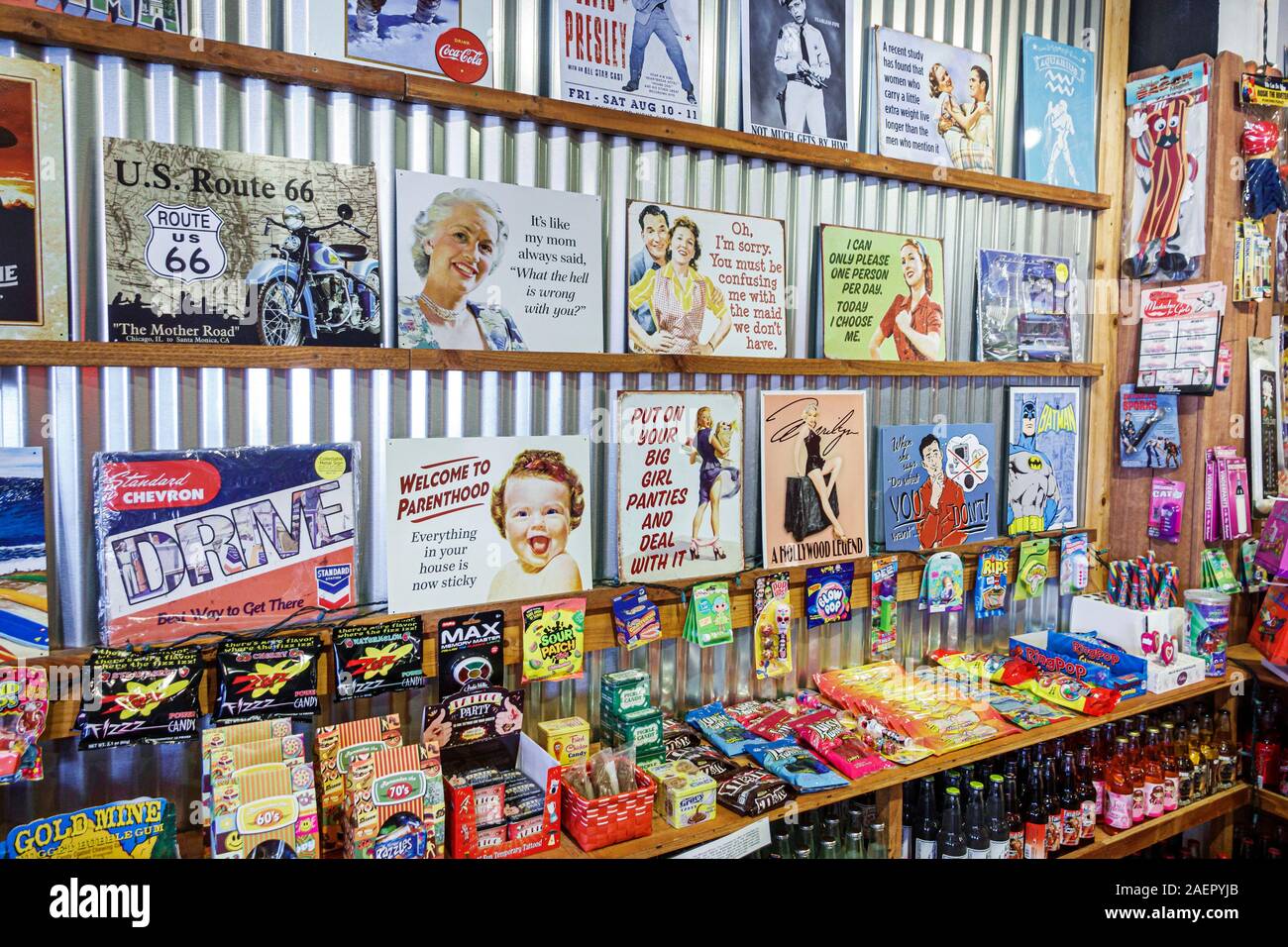 Orlando Winter Park Florida, Rocket Fizz Soda Pop & Candy Shop, tienda de especialidades de dulces, retro, nostalgia 60s, tendencia a la antigua, interior, reproducti Foto de stock