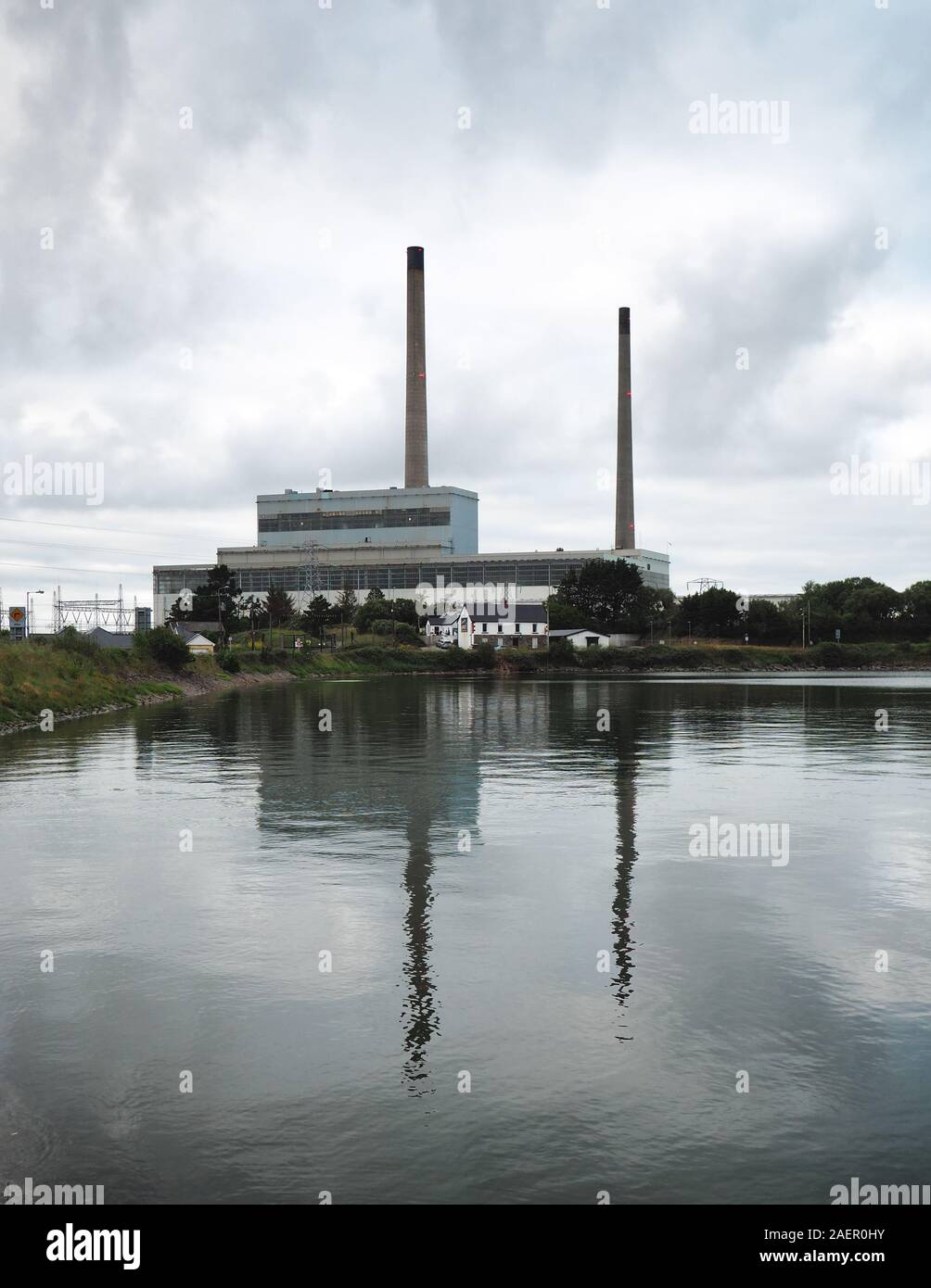 Tarbert Power Station con la reflexión. Tarbert, Condado de Kerry, Irlanda Foto de stock